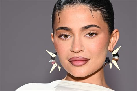 kylie jenner necklace